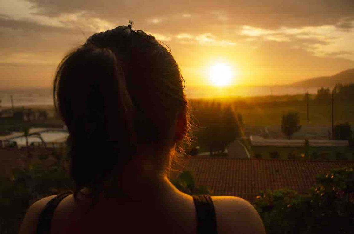 Lorsquune Femme Se Réveille Et Laisse Partir Le Besoin De Se Défendre Et Accepte Ses Peurs Ses 